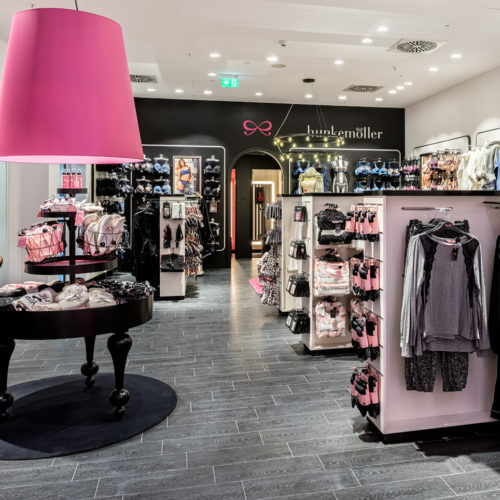 Unterschiedliche Rückwände dienen als Leitsystem. Weiß für Nachtwäsche... (Foto: Hunkemöller)