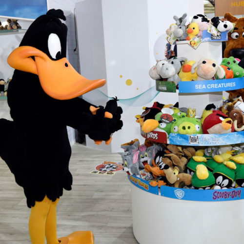 Daffy Duck von Warner Bros. kann Kinder sowohl im Kostüm in Lebensgröße als auch als kleines Kuscheltier begeistern. (Foto: TCC Global)