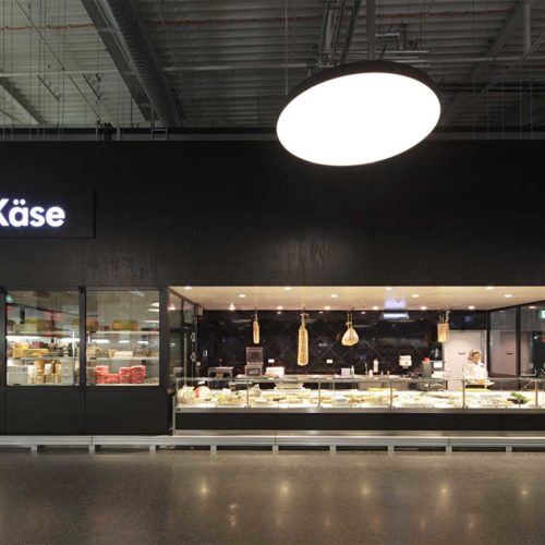 Kunden sollen den Markt nicht nur als Beschaffungsquelle betrachten, sondern auch als Ideenlieferant wahrnehmen: Mitarbeiter der Käse-Abteilung besuchen regelmäßig Käse-Seminare. (Alle Fotos: Kramer / Oliver Kern)