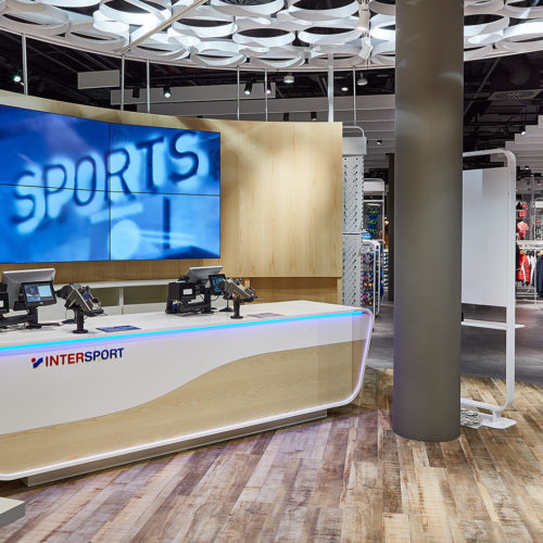 Blickfang in der Storemitte: Der „Pro Place“ mit neuem Kassen-Design (Foto: Intersport)