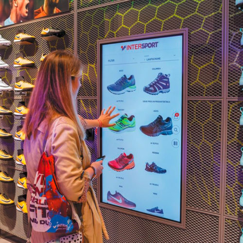 In jeder Abteilung dienen Touchscreens als Regalverlängerung (Foto: Intersport)