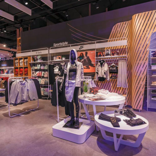 Strukturierter Warenaufbau in neuem Storedesign bei Intersport Voswinkel im Alexa (Foto: Intersport)