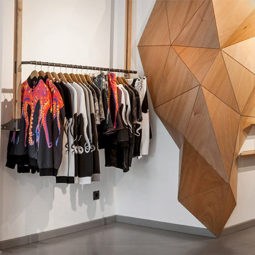 Bereits im ersten Store in der Heimat Mailand kamen sie zum Einsatz: Dreidimensionale Skulpturen mit Holzoberflächen, die durch ihren asymmetrischen Aufbau zum markanten Designfaktor werden und zugleich zum „Störfaktor“ im Raum. (Foto: Iuter)