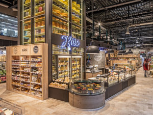 Edeka Schmidt, Bad Säckingen: Die warmtonige Lichtinszenierung
von Ansorg macht Appetit auf den Käse in der Theke. (Foto: Boris Golz)