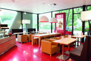 Bei Kaiser’s Tengelmann machen bewegte digitale Bilder Appetit im Markt-Café