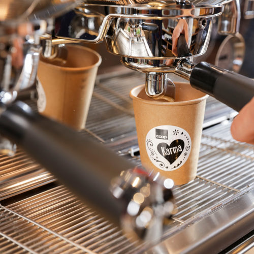 Nach dem Einkaufen können Kunden auch Trendgetränke wie „Golden Kurkuma Latte“ an der Kaffee- und Tee-Bar konsumieren. (Foto: Coop)