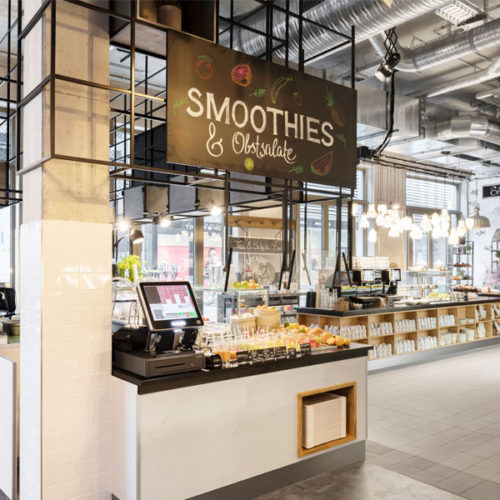 Zu dem gastronomischen Angebot im „Foodkurt“ gehören Smoothies und Obstsalate. (Foto: Kplus Konzept Studios)