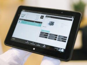 Speziell in den Fashion-Branchen interessieren sich Händler vermehrt für Tablet-Kassen, die mobil genutzt oder für den stationären Einsatz in einer Docking-Station verankert werden können (Diebold Nixdorf)