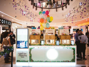 Wenn die „Katjes Magic Candy Factory” ihren Kiosk mit lebensmittelsicheren 3D-Druckern in Kaufhäusern oder Malls aufbaut, kann der Kunde bunte Fruchtgummitiere in unterschiedlichen Geschmacksrichtungen ausdrucken. (Foto: Katjes Magic Candy Factory)