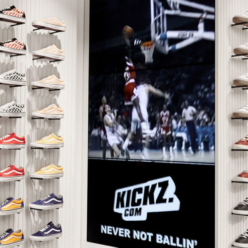 Weitere Akzente im Kickz-Store setzen großformatige Screens, auf denen genre-typische Clips und legendäre Basketball-Highlights zu sehen sind, die den Puls der Basketball-Fangemeinde und -Kunden in die Höhe treiben sollen. (Foto: Kickz)