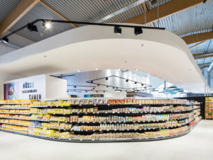 Das Interieurdesign von Klaas & Kock/Rheine integriert Elemente der Außenarchitektur in das Storedesign (Foto: Rewe Group)