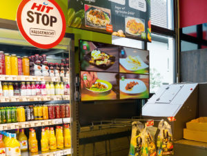 Visualisierte Rezeptvorschläge und vorverpackte „Kochpakete“: Digital Signage ermöglicht innovative Angebote (Foto: Online Software)