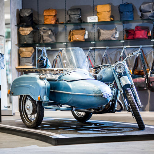 Ein Eyecatcher, der besonders die Fantasie männlicher Kunden beflügeln dürfte, ist das alte russische Motorrad IZH Jupiter, das als Ausstellungsstück auf der Verkaufsfläche steht. (Foto: Kultobjekt)
