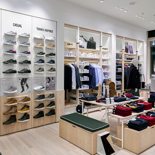 Die Auswahl umfasst Sportswear, Sportkollektion, Schuhen, Lederwaren und Accessoires für Herren, Damen und Kinder. (Foto: Lacoste)