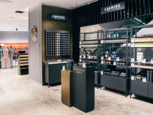 Der Lakrids-Shop bei Ludwig Beck in München passt sich mit edler Optik dem gepflegten Mode-Ambiente an. (Foto: Lakrids)