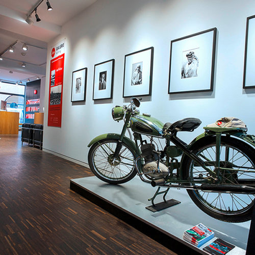 Neben dem Corporate Design der Traditionsmarke stellt jeder Leica-Store einen lokalen Bezug zum Standort her. In Nürnberg wurde eine Plattform eingerichtet, auf der wechselnde lokale Exponate ausgestellt werden. Dabei spielen historische Motorräder eine Rolle, da in dieser Stadt vor und nach dem zweiten Weltkrieg die meisten deutschen Motorräder hergestellt wurden. (Foto: Leica)