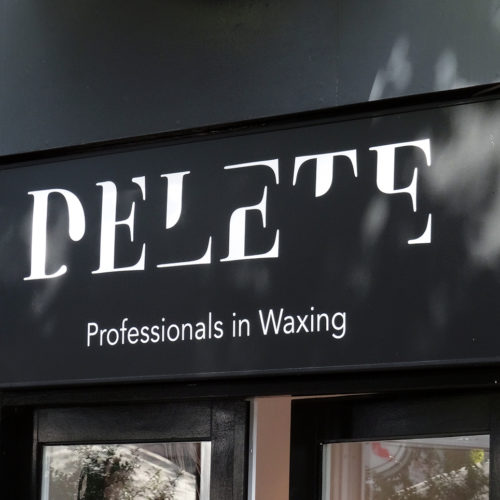 Auch kreative Entwürfe wie dieser für das Waxing- Studio „Delete“ in Den Haag müssen vorlagegetreu umgesetzt werden. (Foto: API Signs & Display)