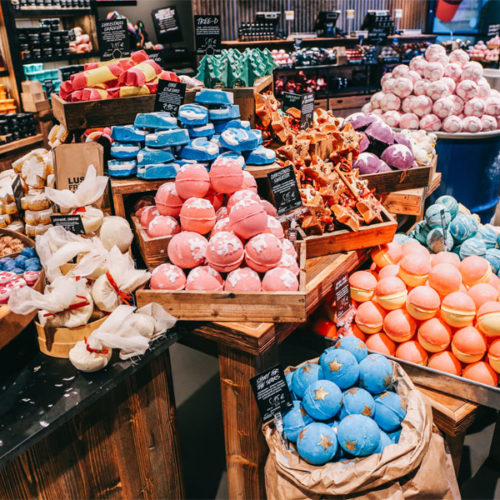 Fast die Hälfte des Lush-Sortiments umfasst „nackte“ Produkte wie Badebomben, Zahnpasta und Haarshampoo in fester und verpackungsfreier Form. (Foto: Martin Stier)