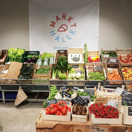 Frisches Gemüse und Obst wird in Holzkisten präsentiert. (Foto: EHI/Hahn)