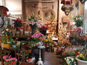 Blickfang im Eingangsbereich: ein farbenfroher Blumenladen (Foto: EHI/Hahn)