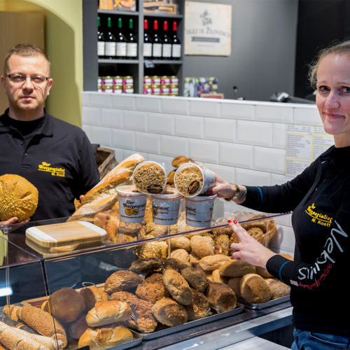 Der Bäcker bereitet täglich frische Waffeln zu... (Foto: Michael Bause)