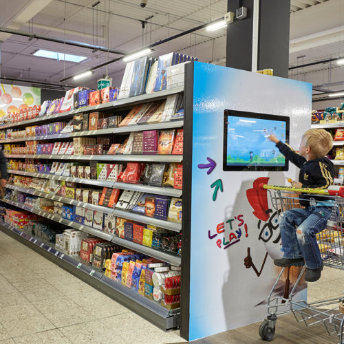 Ein Touchscreen in der Süßwarenabteilung sorgt für Unterhaltung bei den Jüngsten. (Foto: Rosendahl Fotografie)