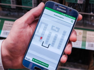 Mit dem Smartphone zum Produkt: Navigation per App ist eine der technischen Neuerungen der Hagebau-Unternehmensgruppe (Foto: Hagebau/Kirsten Nijhof)