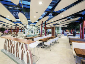 Das McDonald’s-Restaurant im Frankfurter Flughafen mit hochwertigerer Einrichtung und Bestellterminals (Foto: McDonald’s Deutschland)
