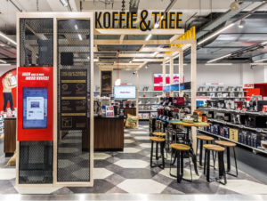 Media Markt steigert das Ambiente: „Themen-Pavillon“ im Markt Wilrijk, einem Stadtteil von Antwerpen in Belgien. Ein Barista zelebriert hier Kaffee-Genuss. (Foto: Schwitzke Group)