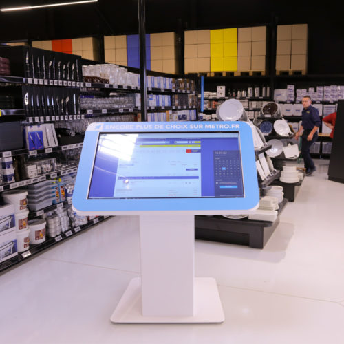 „Virtueller Showroom“: Via Touch-Bildschirm erfolgt der Zugriff auf das komplette Sortiment. (Foto: Metro Cash & Carry France)