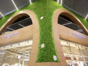 Über zwei Etagen und mit echtem Moos besetzt ist die Highlight-Fassade des Liebeskind-Stores im Minto in Mönchengladbach. (Foto: UR Germany / Alina Cara Tobi)