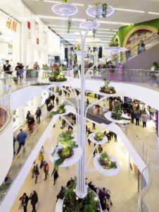 Der 18 m hohe „Diner’s Tree“ des Künstlers Alexis Tricoire, eine Skulptur aus Stahl und echten Pflanzen, verbindet die offenen Etagen des Minto in Mönchengladbach miteinander. (Foto: Unibail-Rodamco Germany / Alina Cara Tobi)