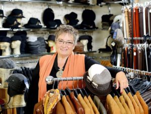 Ingrid Schrey freut sich darauf, Kunden von Service-Leistungen im stationären Angebot – wie dem Schneidern und der Reinigung von Lederware – zu erzählen. (Foto: mg.retail2020)