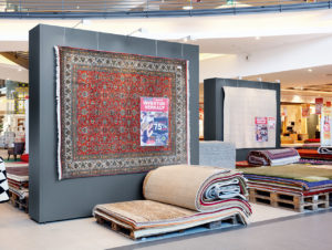 Die „Mila-Wall“ als vertikale Produkt-Werbefläche in einem Möbelhaus.  (Foto: MBA)