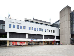 Zwei separate Eingänge ermöglichen den auch zeitlich unabhängigen Zugang zum Karstadt-Warenhaus einerseits und zu den 4 Geschäften im Basement andererseits. (Foto: Mitsubishi Electric)