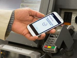 In Großbritannien ist das Mobile Payment mit Smartphone schon weiter verbreitet als in Deutschland (Foto: Visa)