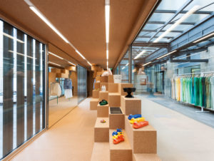 Hier ist nicht nur der Bodenbelag, sondern das gesamt Raumdesign perfekt auf das Produkt abgestimmt: Korkbelag im Birkenstock-Pop-up-Store bei Andreas Murkudis (Foto: Andreas Murkudis)