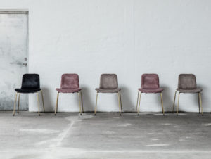 Auch in den puristischen skandinavischen Design-Stil zieht wieder Messing ein, hier für die Stuhlbeine. (Foto: Norr11)