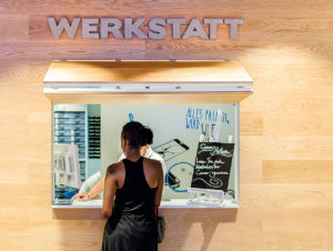 Die Handywerkstatt im O2-Concept Store in Berlin erinnert an einen Kiosk-Verkauf früherer Zeiten und ist prominent im Store platziert. (Foto: hartmannvonsiebenthal/André Müller)