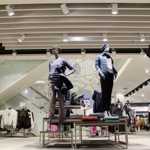 Präsentationsinseln im Eingangsbereich lassen sich akzentuiert und spannungsreich beleuchten. (Foto: Object & Store)