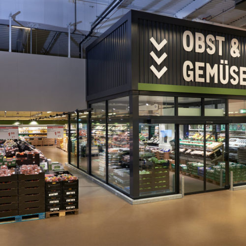 In der Obst- und Gemüse-Abteilung dient ein „Frische-Cube“ zur Kühlung empfindlicher Produte wie Pilze und Salat. (Foto: Metro)