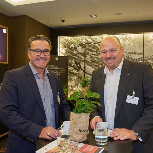 Sven Schmidt (Oktalite Lichttechnik) im Gespräch mit Thomas Bähner (Rewe Markt GmbH)