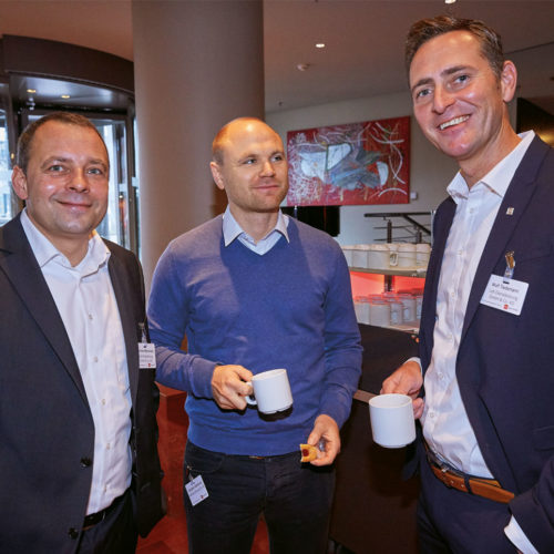 Thomas Mierschalla und Wolf Tiedemann (beide Lidl Dienstleistung GmbH) nehmen Benjamin Steinhorst (Kaufland Stiftung) in die Mitte