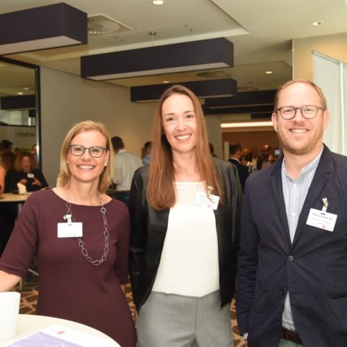 Freudiges Netzwerken: Bettina Zimmermann (Ganter Interior GmbH), Astrid Schuderer (Media Markt Saturn Marketing GmbH) und Markus Schwitzke (Schwitzke Graphics GmbH)