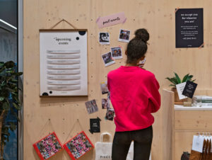 Informationen und Fotos vergangener Events an einer Pinnwand (Foto: Dalziel & Pow)