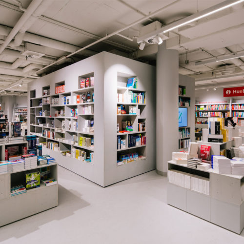 Das neue Storedesign zeigt sich zurückhaltend in weißen Tönen. (Foto: Hugendubel/Schwitzke & Partner)