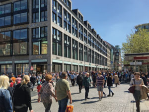 Ein Blick in die belebte Petersstraße in Leipzig (Foto: Comfort)