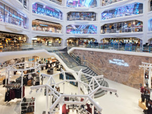 Der Flagshipstore des Fashion-Discounters in Madrid mit digitalem Konzept und lokalen Details (Foto: Primark)