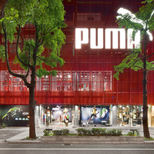 Puma-Store in Osaka: Die Fassade aus Streckmetall lässt viel Tageslicht in den Store, nachts strahlt das Licht aus dem Store heraus und macht neugierig. (Foto: Plajer & Franz)