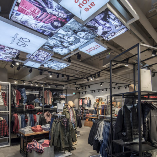 Vor dem Relaunch der Marke im August 2016 war QS designed by als s.Oliver Denim positioniert und rangierte innerhalb der s.Oliver Group neben den Fashion-Marken s.Oliver, Comma, Liebeskind Berlin und Triangle. Ein sehr jung ausgerichtetes Fashion-Label namens QS gab es auch früher schon unter dem Dach der s.Oliver Group, wurde jedoch im Zuge von Umstrukturierungen vor einigen Jahren vom Markt genommen. (Foto: Tomislav Vukosav)